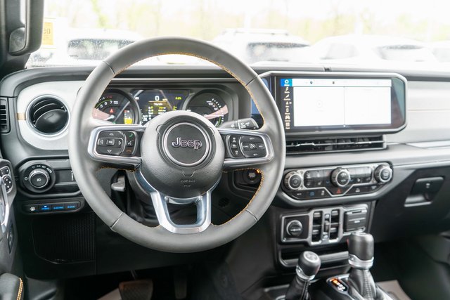 Used 2024 Jeep Wrangler Unlimited Sahara w/ Technology Group AWD/4WD image 13