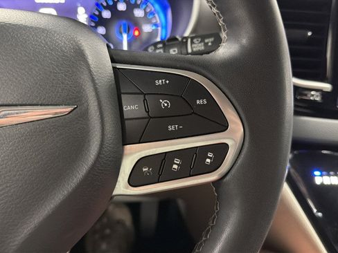 Used 2023 Chrysler Pacifica Touring-L FWD image 23