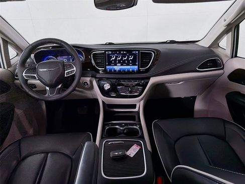 Used 2024 Chrysler Pacifica Limited FWD image 4