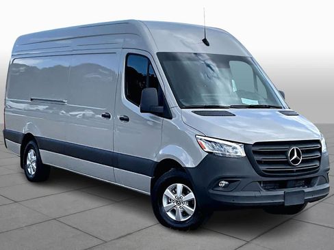 Used 2024 Mercedes-Benz Sprinter 2500 image 3