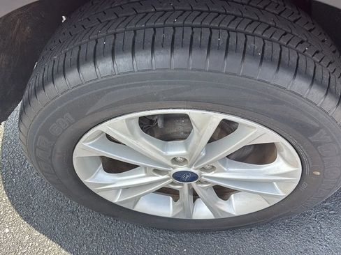 Used 2017 Ford Escape SE w/ Equipment Group 201A AWD/4WD image 31