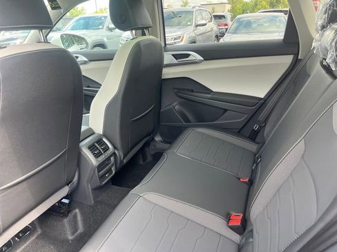 New 2025 Volkswagen Taos SE image 18