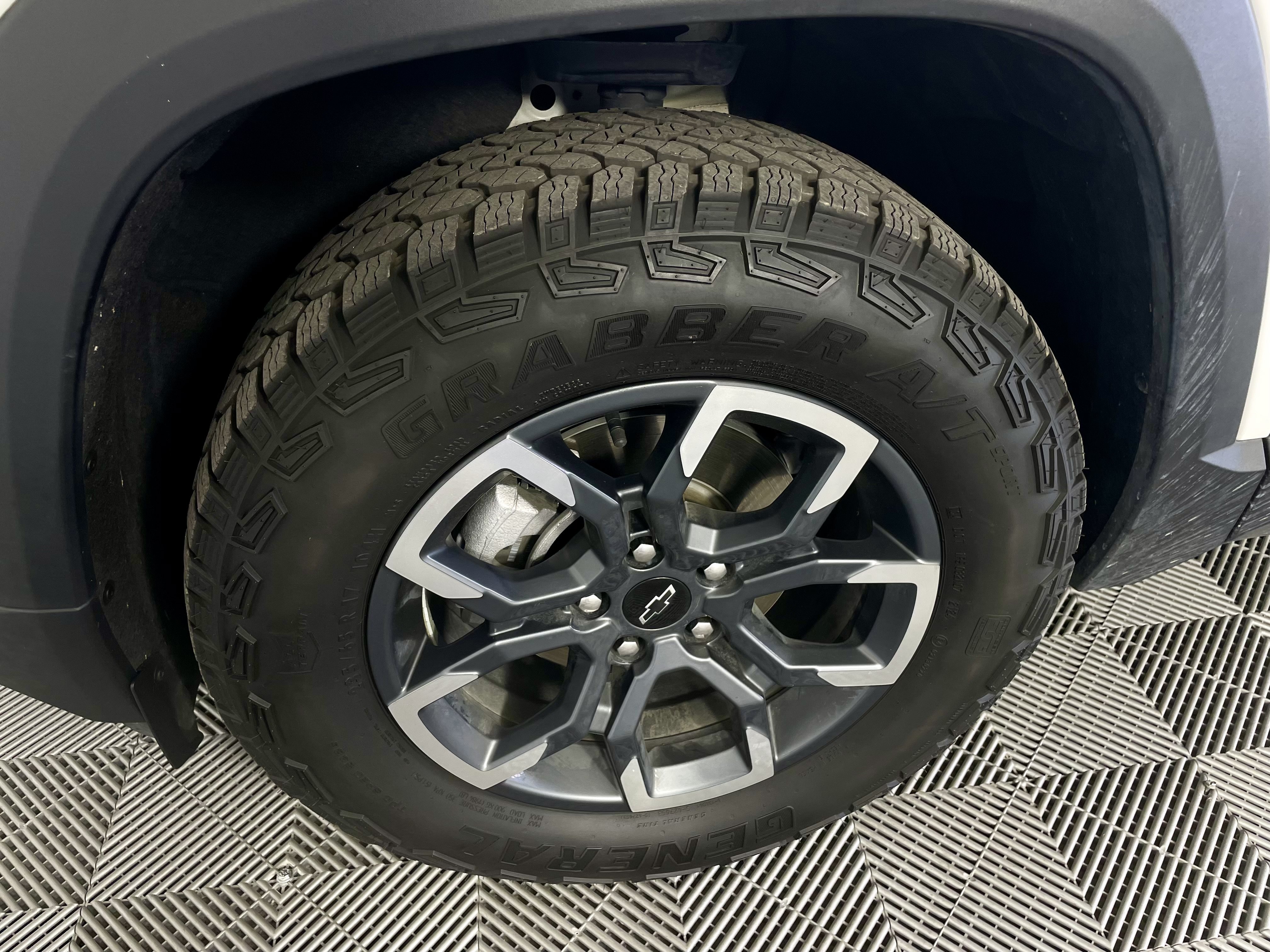 Used 2025 Chevrolet Equinox ACTIV w/ Safety and Technology Package FWD image 9
