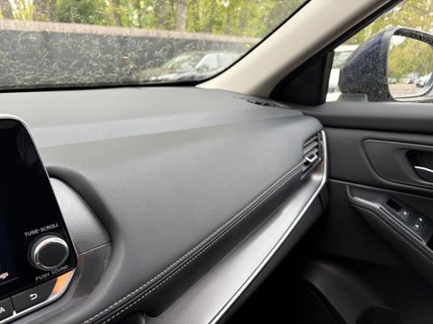 Used 2025 Nissan Rogue SV FWD image 37