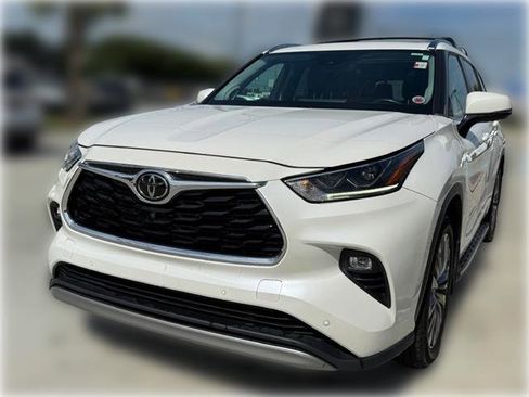 Used 2021 Toyota Highlander Platinum FWD image 2