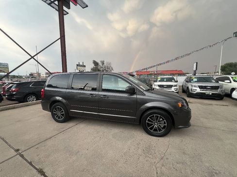 Used 2017 Dodge Grand Caravan SXT w/ Driver Convenience Group FWD image 21