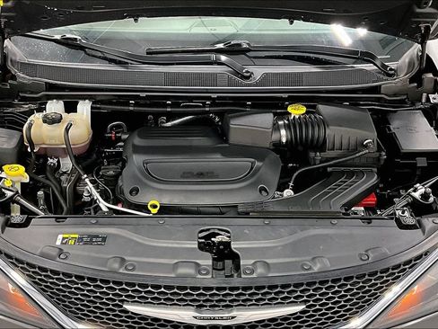 Used 2021 Chrysler Voyager LX FWD image 11