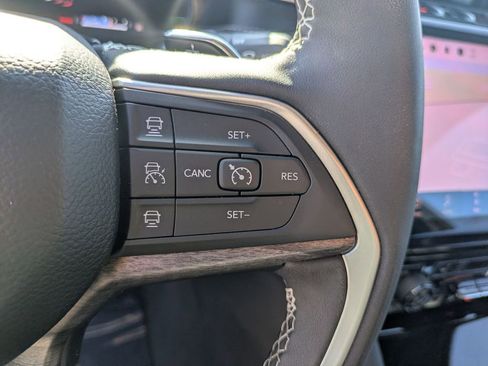 Used 2025 Jeep Grand Cherokee Limited AWD/4WD image 19