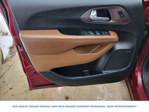 Used 2017 Chrysler Pacifica Limited image 39