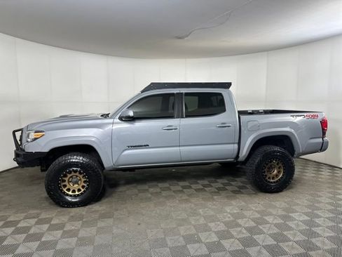 Used 2018 Toyota Tacoma TRD Sport image 25
