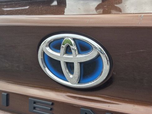 Used 2021 Toyota Sienna XLE FWD image 32