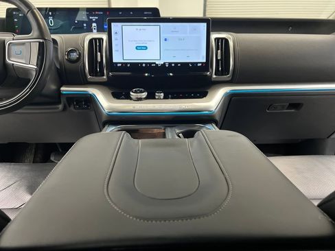 Used 2025 Ford Expedition Platinum image 50