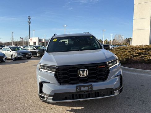 Used 2025 Honda Pilot TrailSport image 2