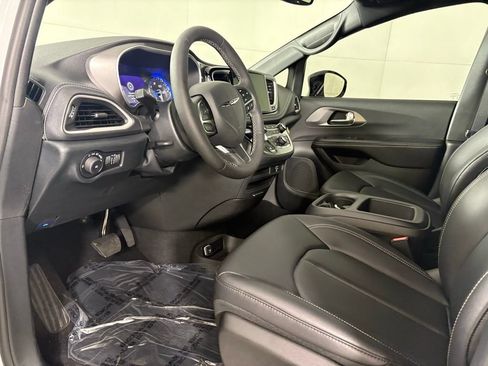 New 2026 Chrysler Pacifica Select FWD image 21