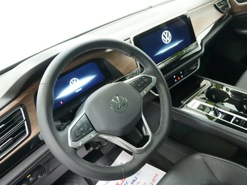 Used 2024 Volkswagen Atlas SE AWD/4WD image 11