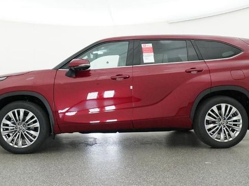 New 2026 Toyota Highlander Platinum image 19