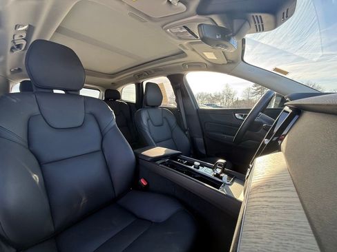 Used 2025 Volvo XC60 B5 Plus image 32