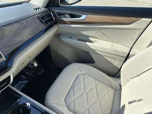 New 2025 Volkswagen Atlas SE image 32