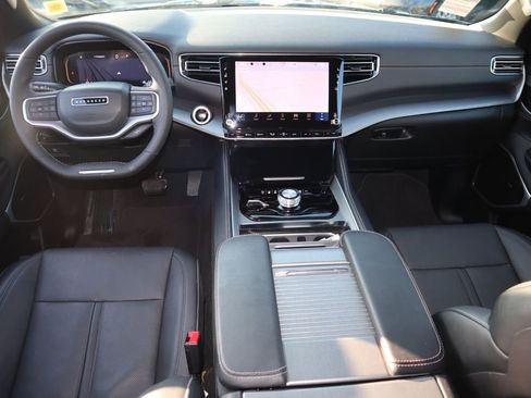 Used 2025 Jeep Wagoneer L Series II w/ 8-pass Seating Package image 11