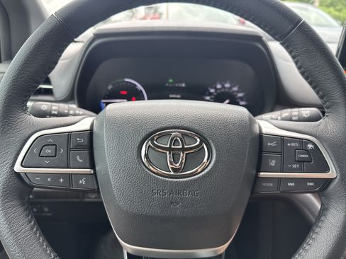 Used 2023 Toyota Sienna XLE AWD/4WD image 10