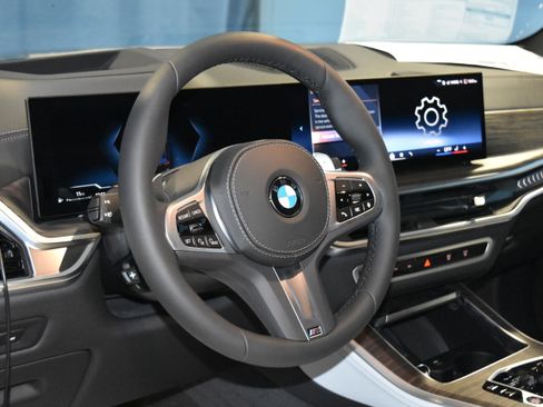 New 2026 BMW X5 xDrive40i w/ Executive Package image 2