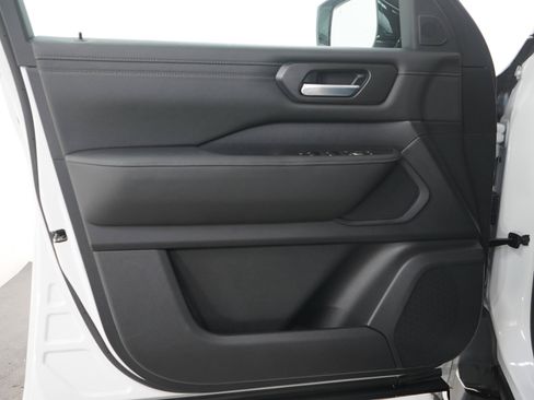 Used 2025 Nissan Armada SV AWD/4WD image 20