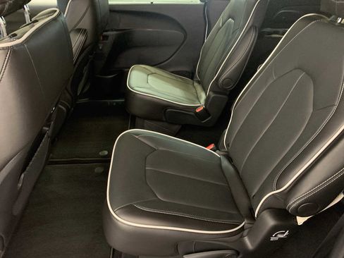 New 2026 Chrysler Pacifica Limited image 5