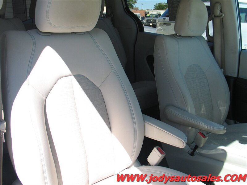 Used 2017 Chrysler Pacifica Touring Plus FWD image 28