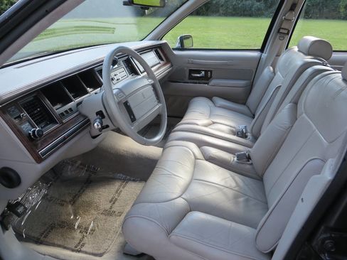 Used 1992 Lincoln Town Car Signature image 9