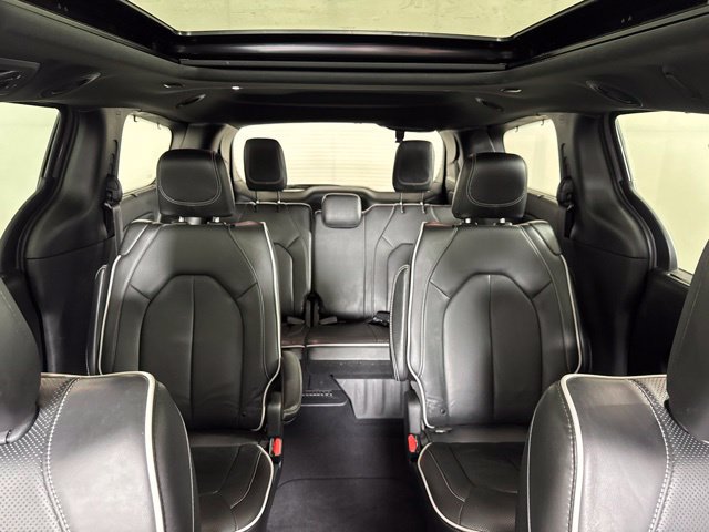 Used 2025 Chrysler Pacifica Limited FWD image 13