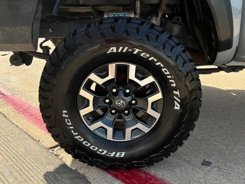 Used 2018 Toyota Tacoma TRD Off-Road AWD/4WD image 9
