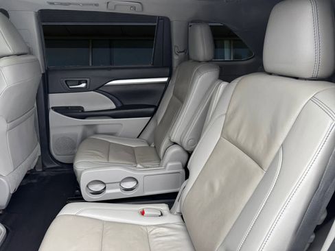 Used 2019 Toyota Highlander XLE image 16