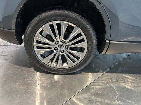 Used 2023 Toyota Venza XLE image 19