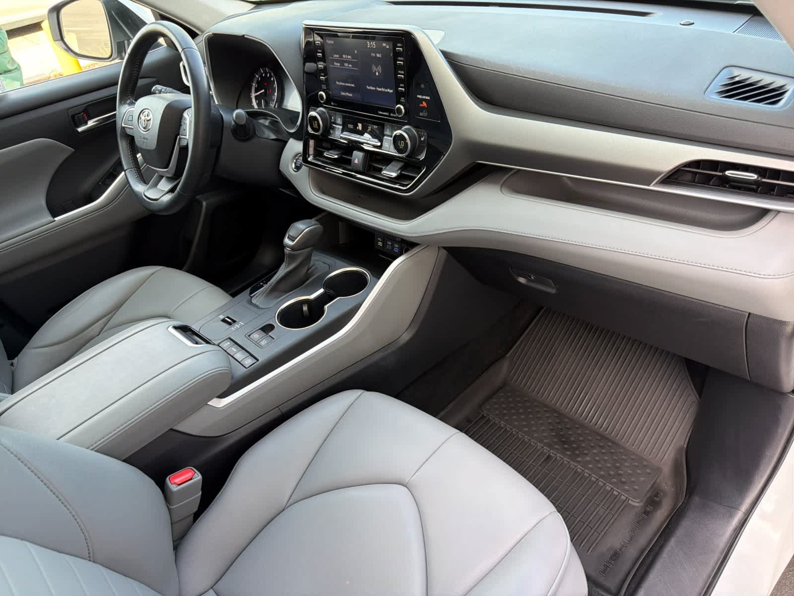 Used 2022 Toyota Highlander XLE FWD image 17