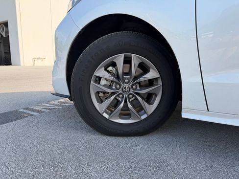 Used 2023 Toyota Sienna XLE FWD image 6
