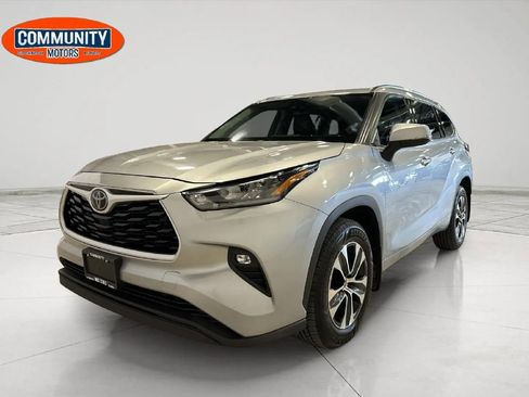 Used 2020 Toyota Highlander XLE AWD/4WD image 1