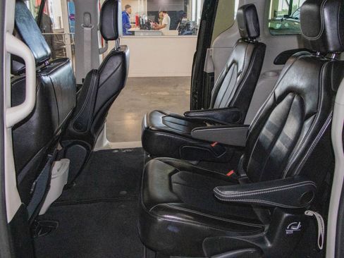 Used 2024 Chrysler Pacifica Touring-L FWD image 13