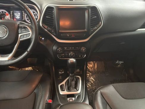 Used 2018 Jeep Cherokee Latitude Plus w/ Trailer Tow Group AWD/4WD image 16