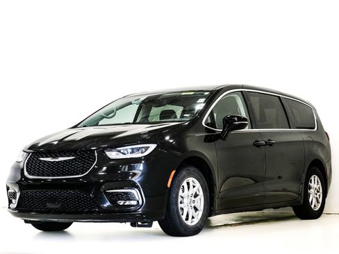 Used 2024 Chrysler Pacifica Touring-L FWD image 3
