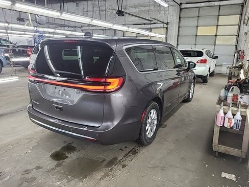 Used 2023 Chrysler Pacifica Touring-L FWD image 5