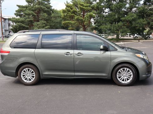 Used 2012 Toyota Sienna XLE image 3
