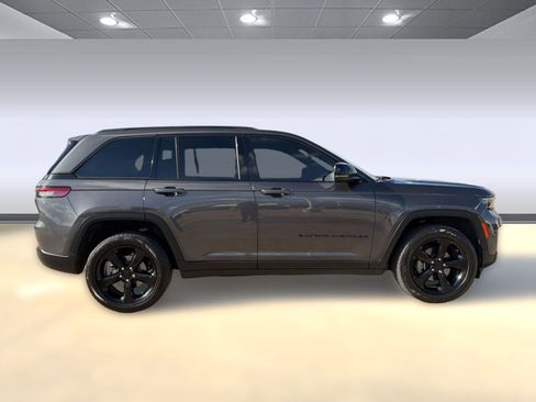 Used 2023 Jeep Grand Cherokee Altitude image 8