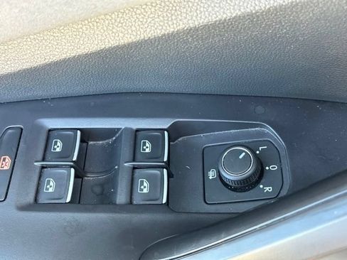 Used 2025 Volkswagen Jetta SE FWD image 18