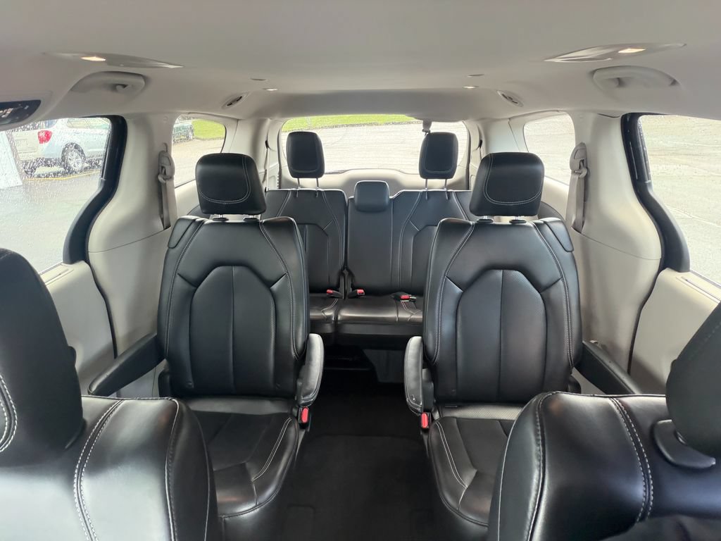 Used 2023 Chrysler Pacifica Touring-L FWD image 22