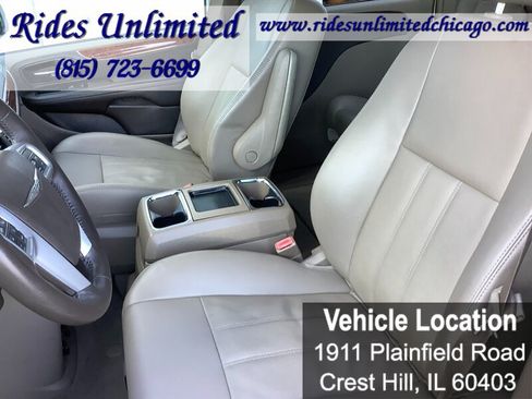 Used 2014 Chrysler Town & Country Touring FWD image 23
