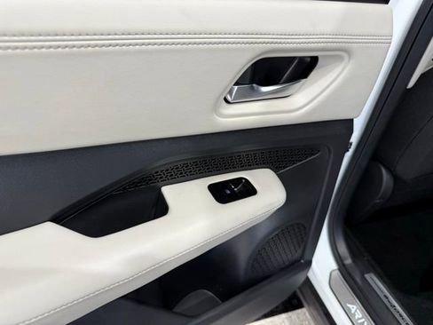 Used 2023 Nissan Ariya AWD image 17