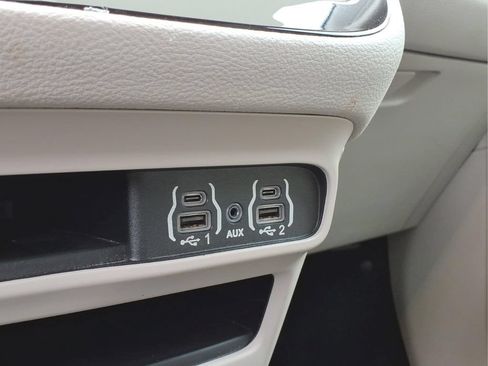 Used 2021 Chrysler Pacifica Touring-L FWD image 14
