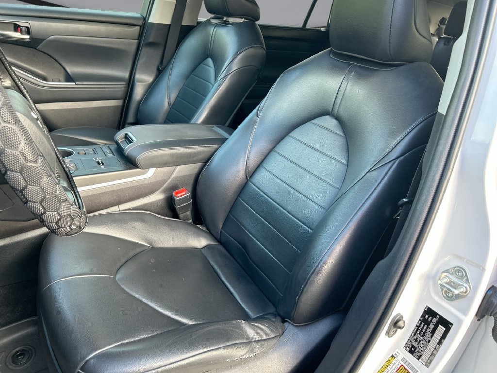 Used 2022 Toyota Highlander XLE FWD image 11