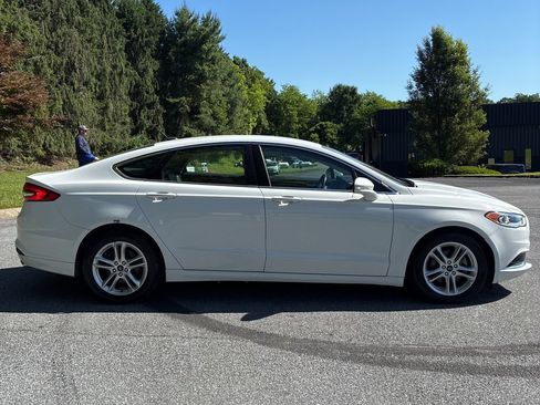 Used 2018 Ford Fusion SE w/ Equipment Group 602A FWD image 8