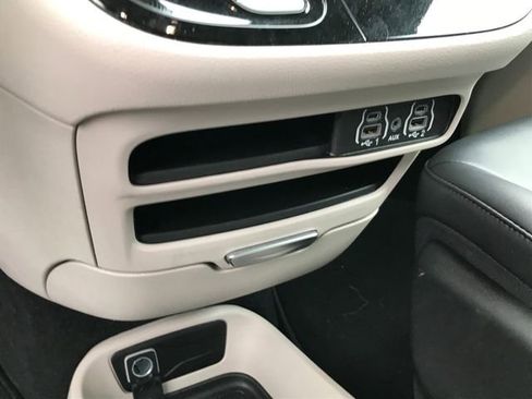 Used 2024 Chrysler Pacifica Touring-L image 8